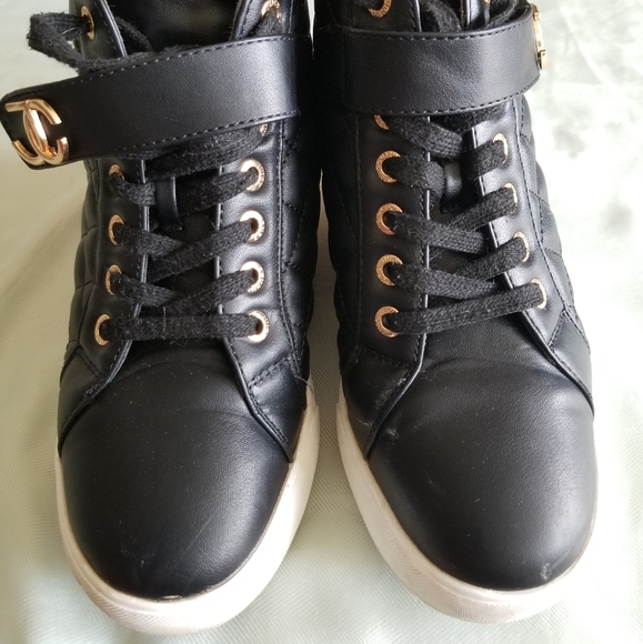 Juicy Couture hidden heel wedges US 6.5 golden accents - Picture 9 of 10